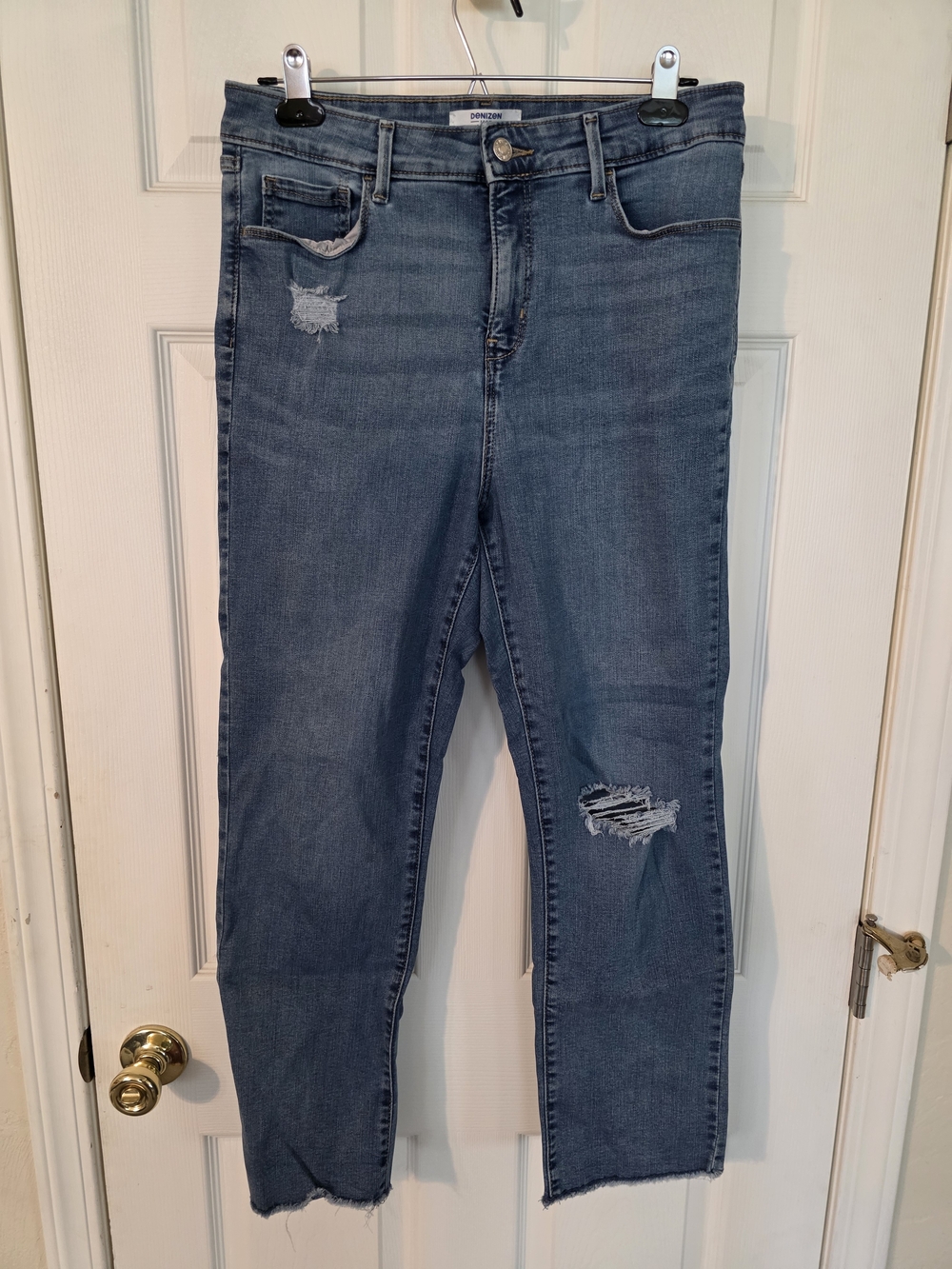 Levi's Cropped Distressed Ankle Jeans in Medium Blue
